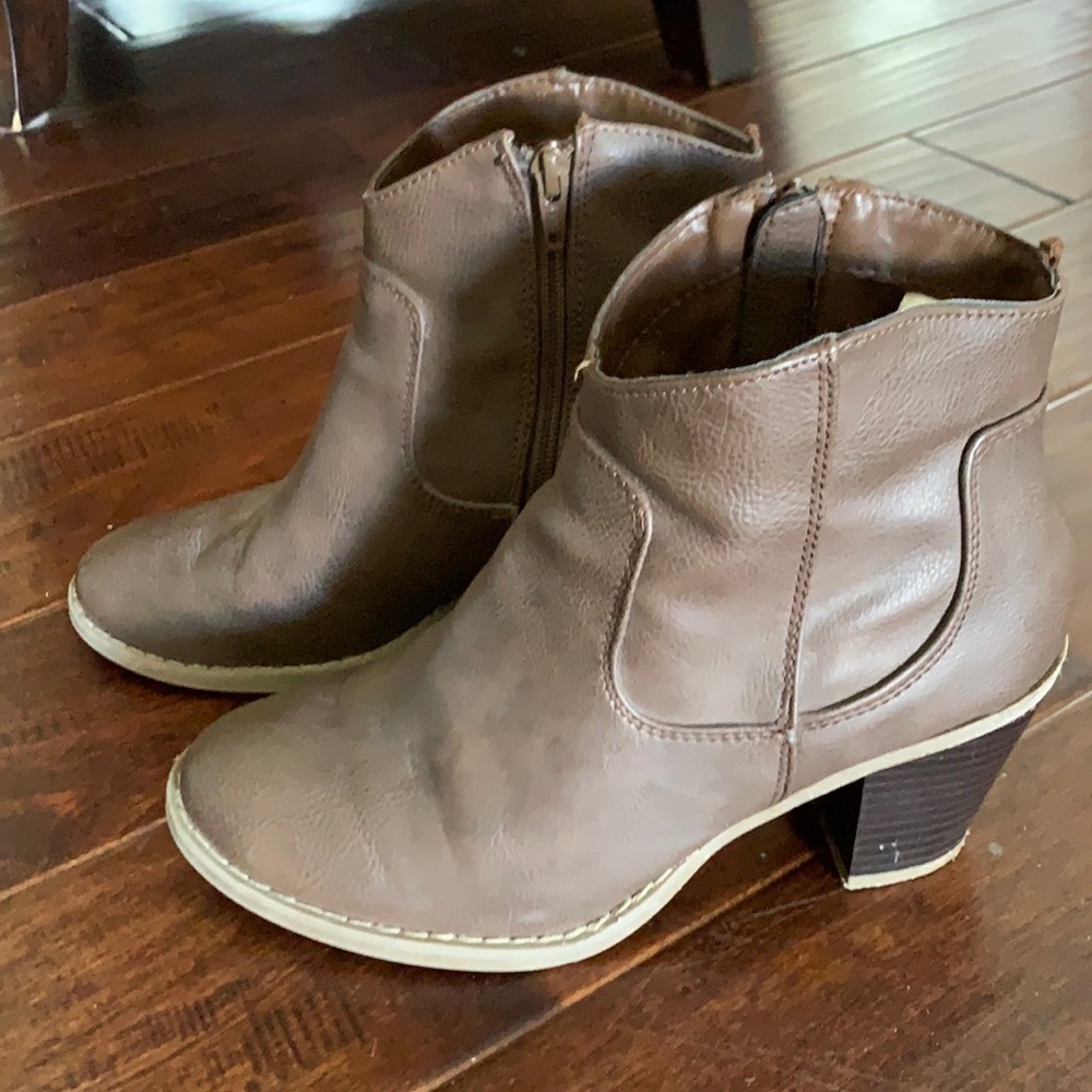 Old navy brown ankle bootie 3 in heel/ side zip